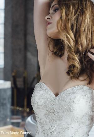 Brautkleid-Dekolletee-EMD-crop1200x1749-resize300x437