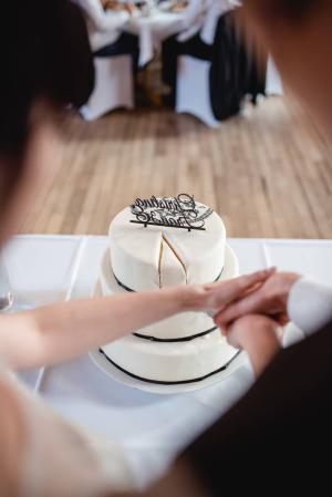 hochzeitstorte-anschneiden-brautpaar-resize300x449