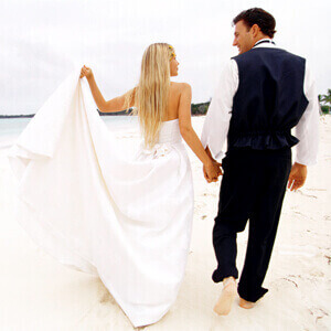 hochzeit-unkonventionell-brautpaar-strand