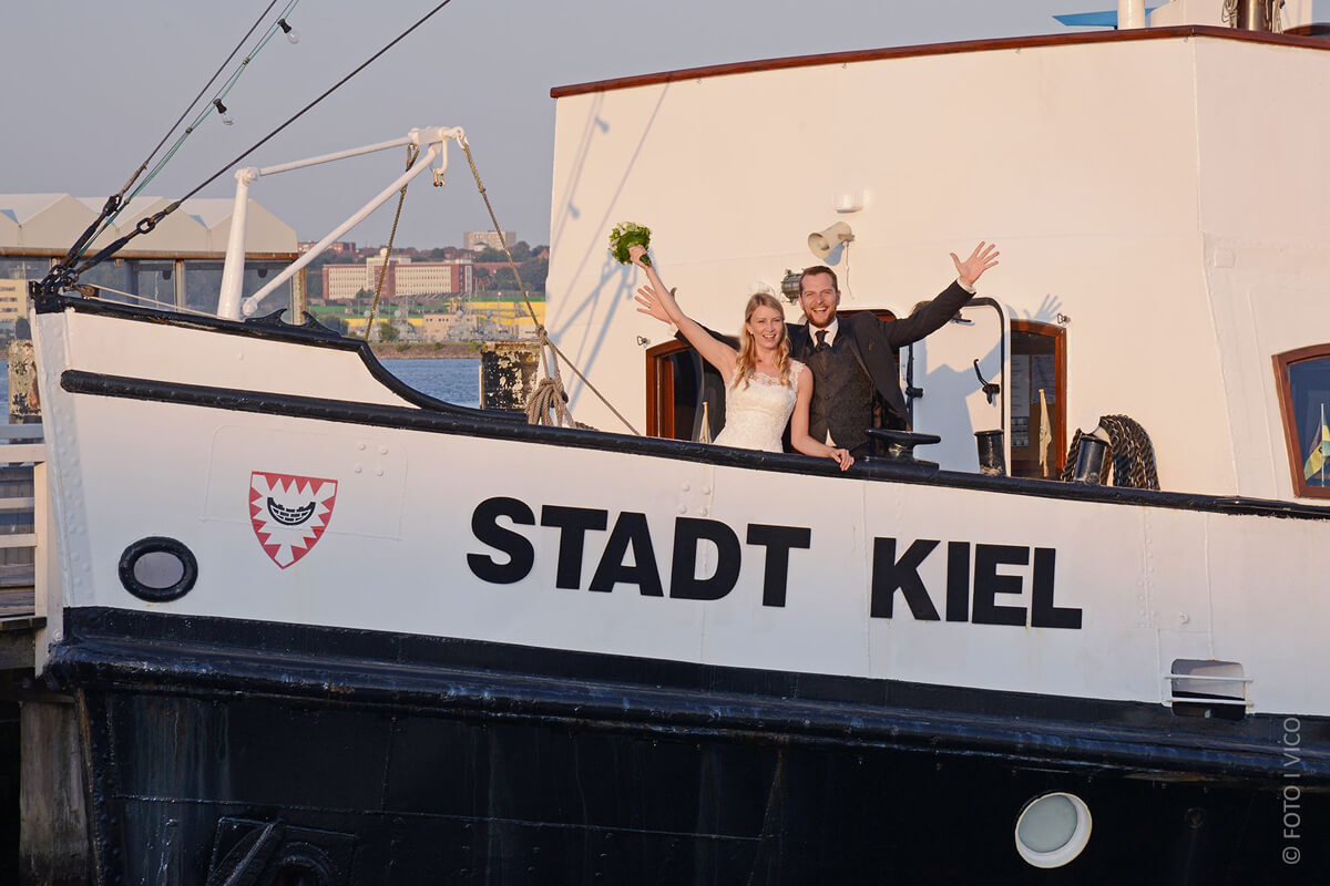 MS Stadt Kiel Paar jubelt©FOTO VICO--klein.jpg